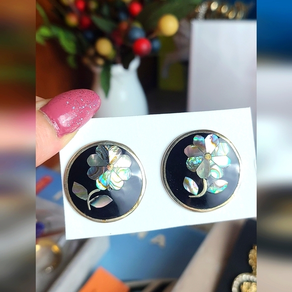 Silver Tone ALPACA Mexico Black Enamel Abalone Inlay Floral stud Earrings - Picture 3 of 17